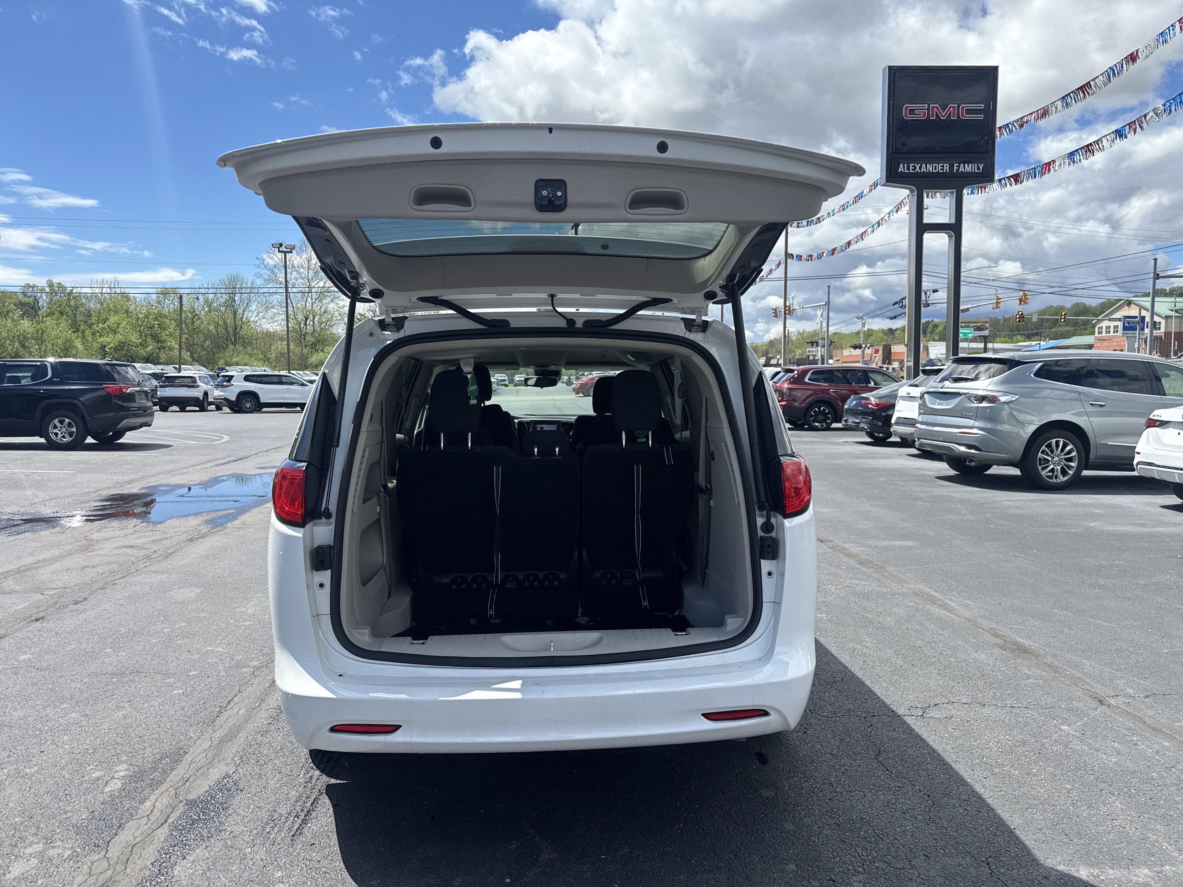 2023 Chrysler Voyager LX