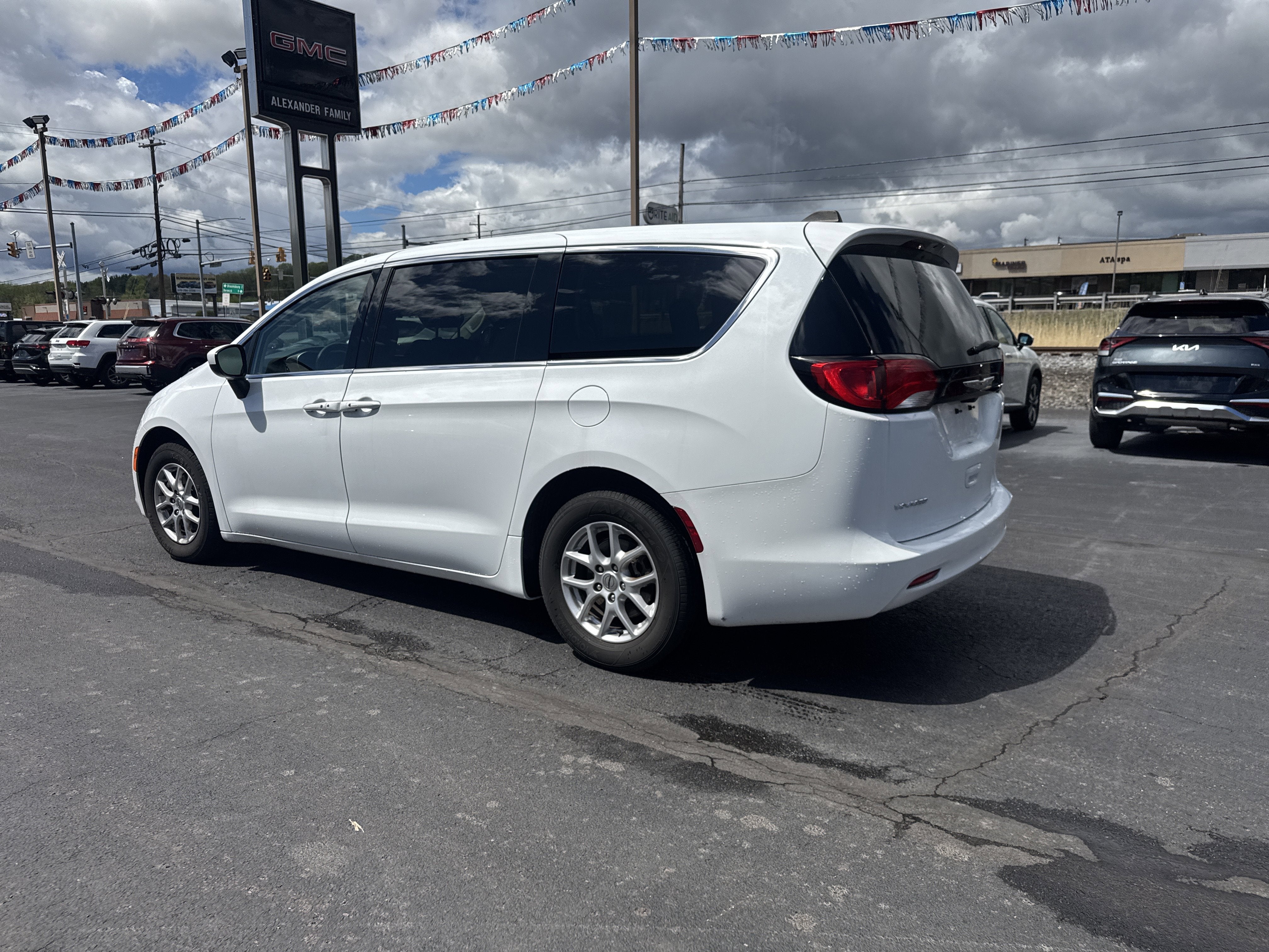 2023 Chrysler Voyager LX