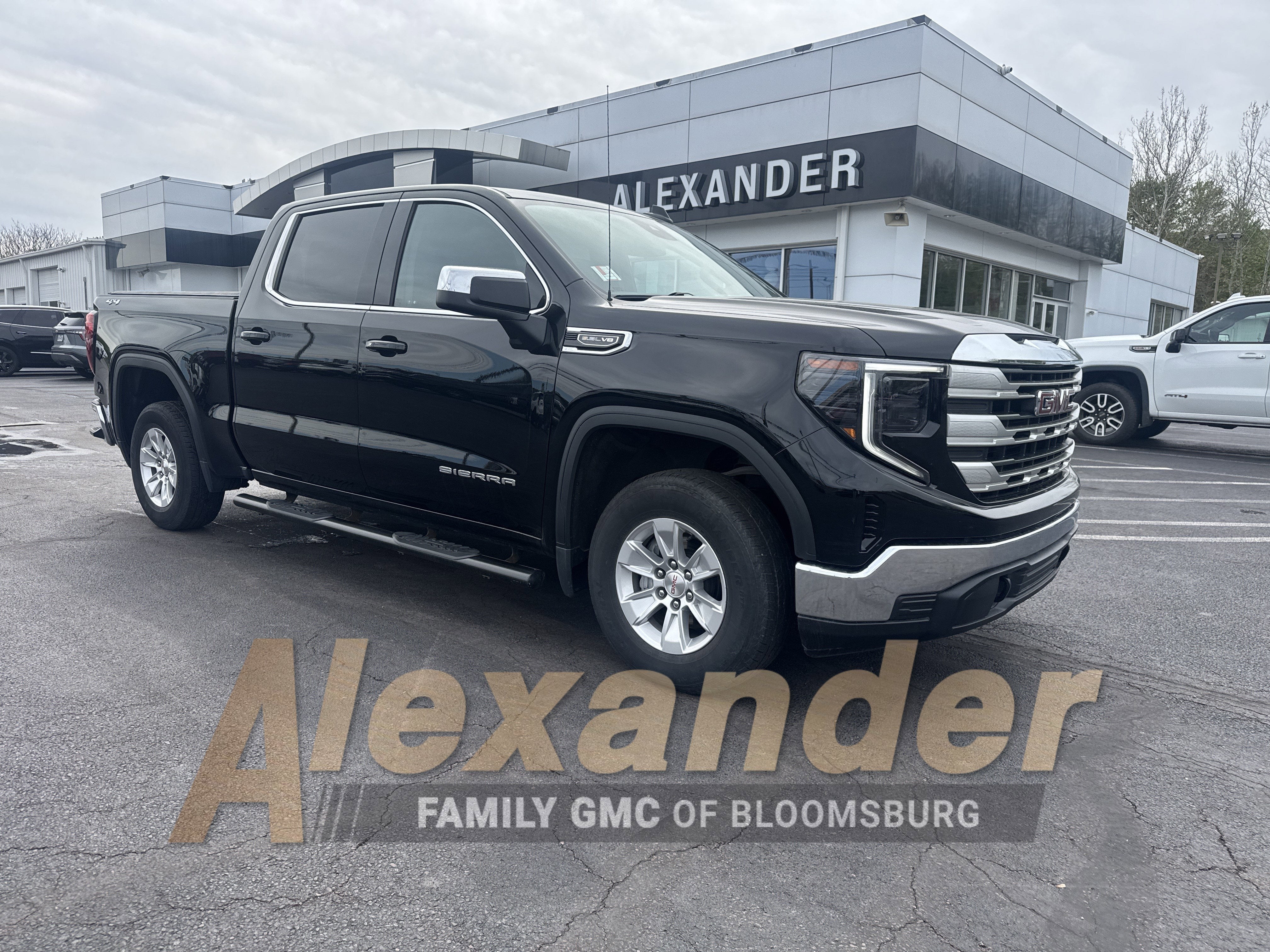 2022 GMC Sierra 4WD Crew Cab Short Box SLE's photo