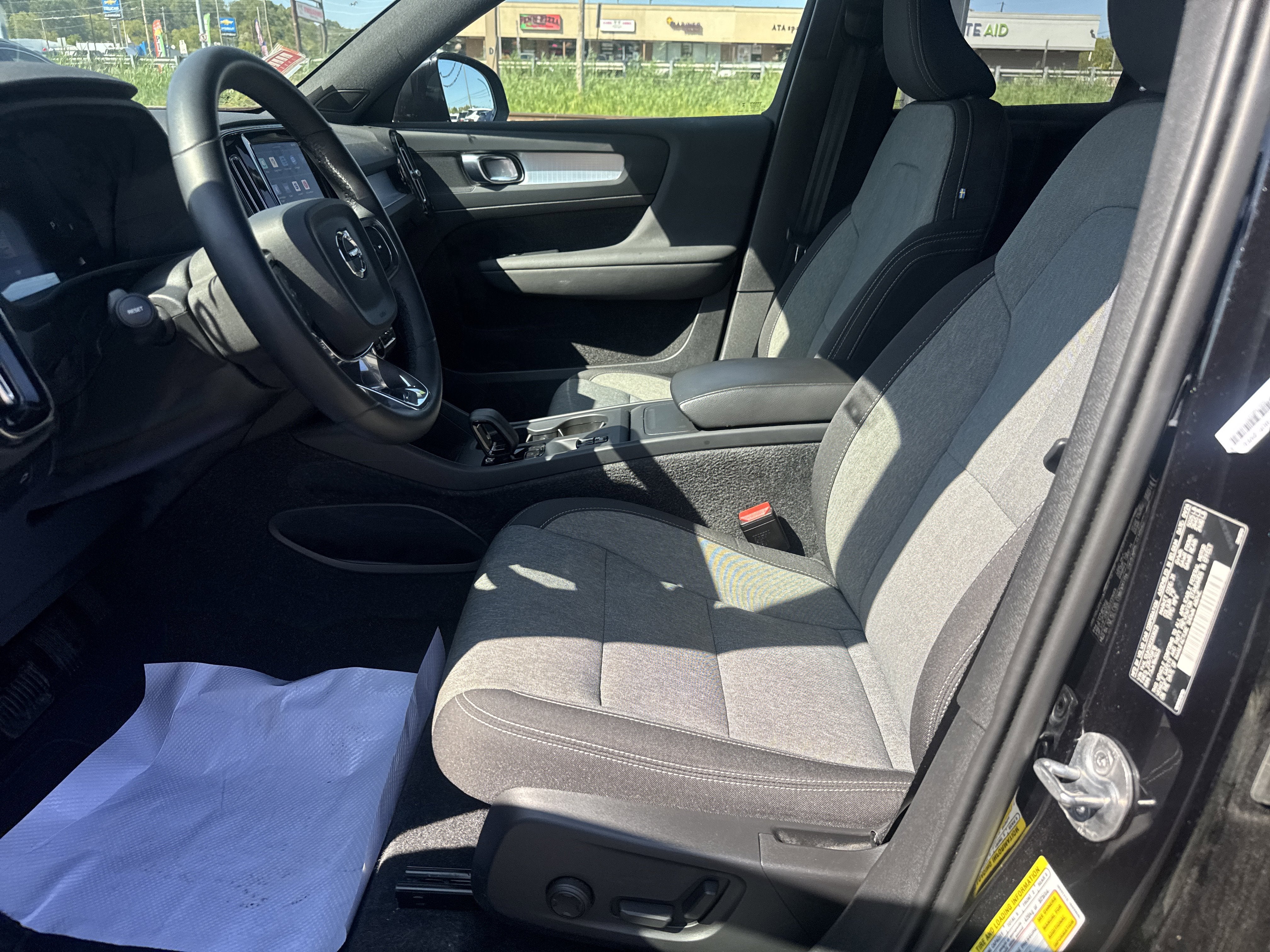 2024 Volvo XC40 Core Bright Theme