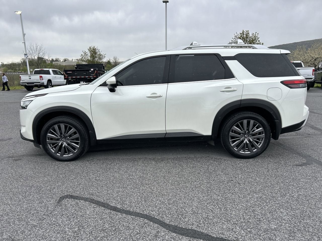 2022 Nissan Pathfinder SL