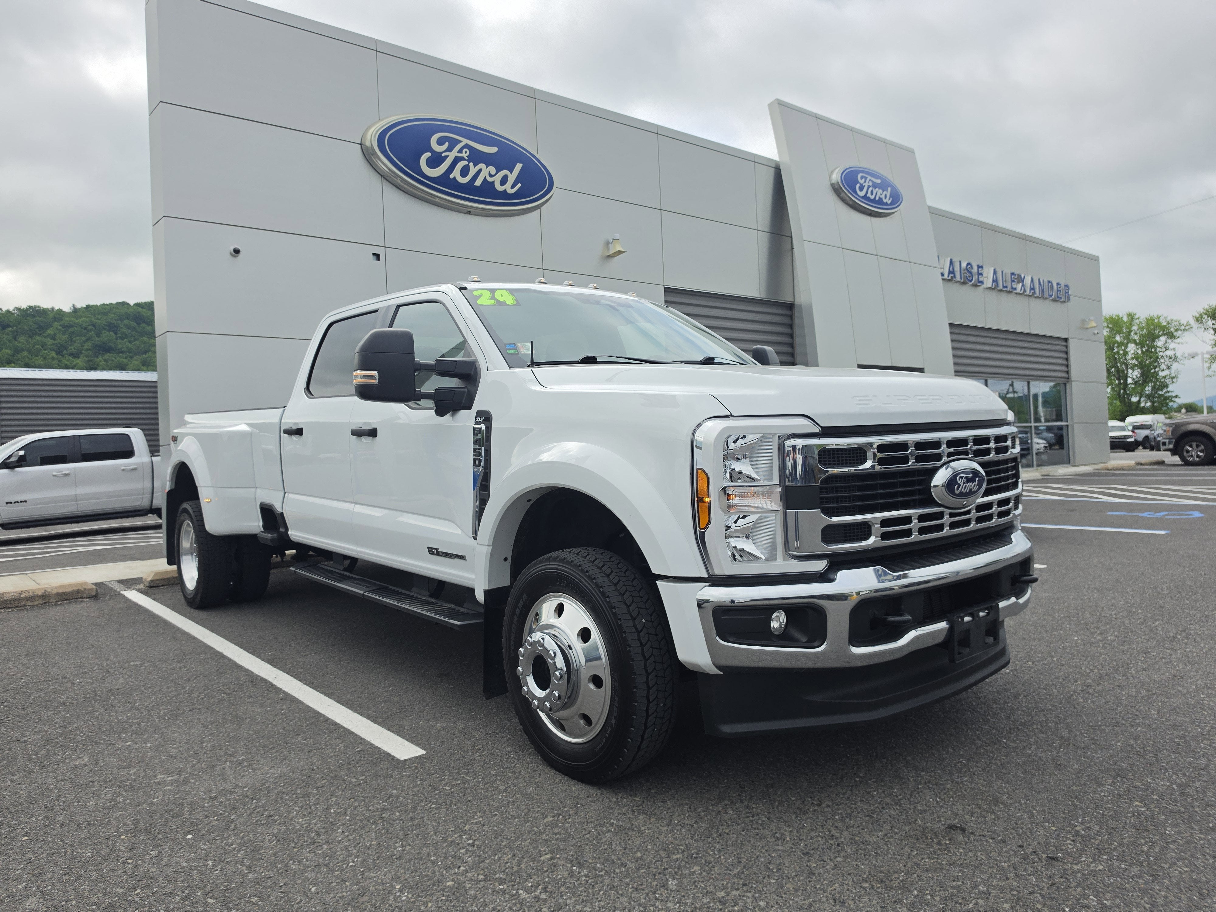 2024 Ford Super Duty F-450 DRW XLT