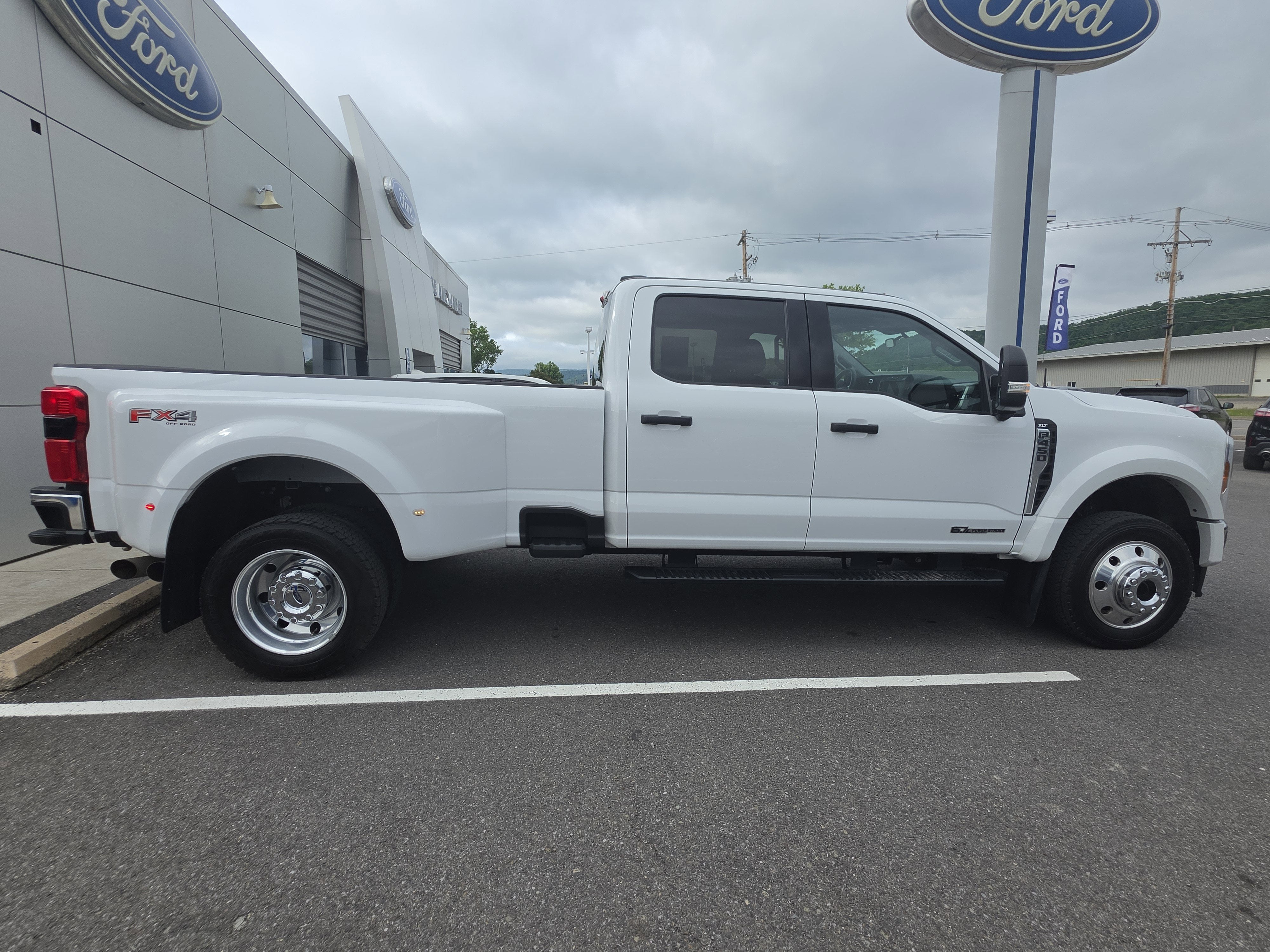 2024 Ford Super Duty F-450 DRW XLT