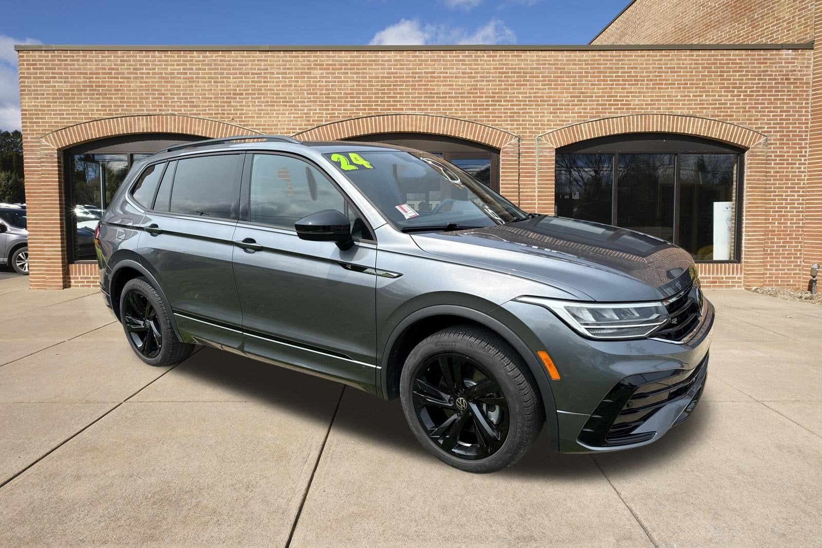 2024 Volkswagen Tiguan SE R-Line Black