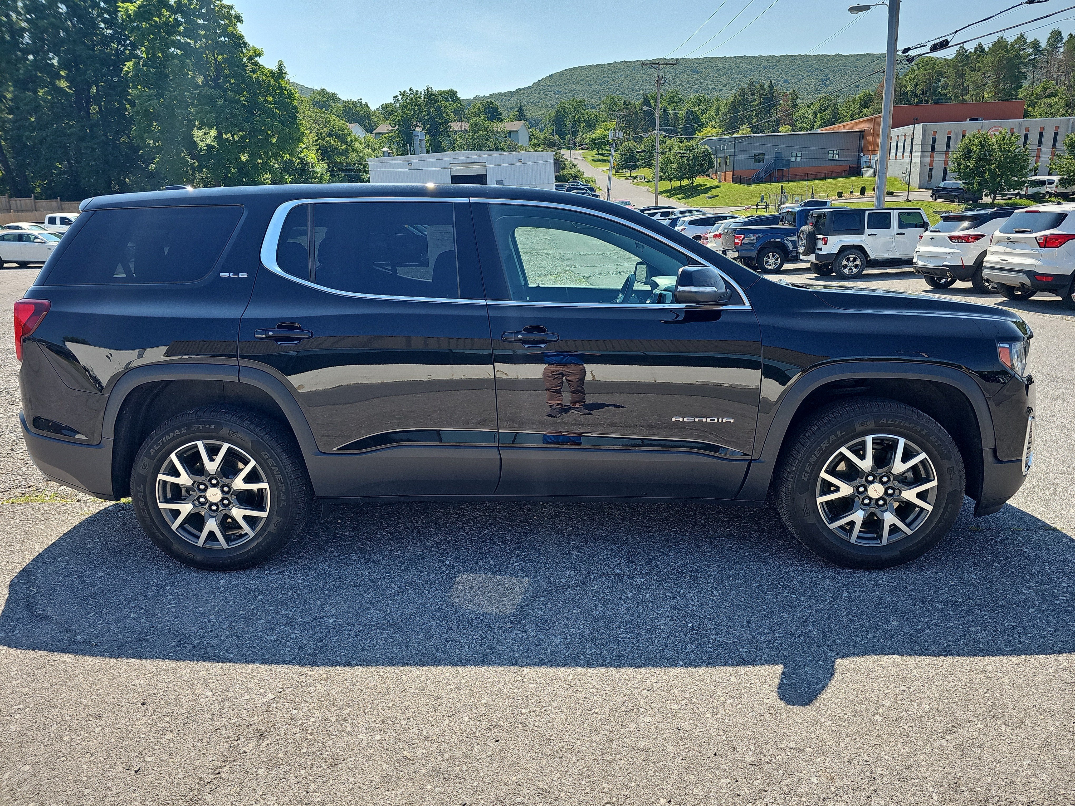 2023 GMC Acadia SLE