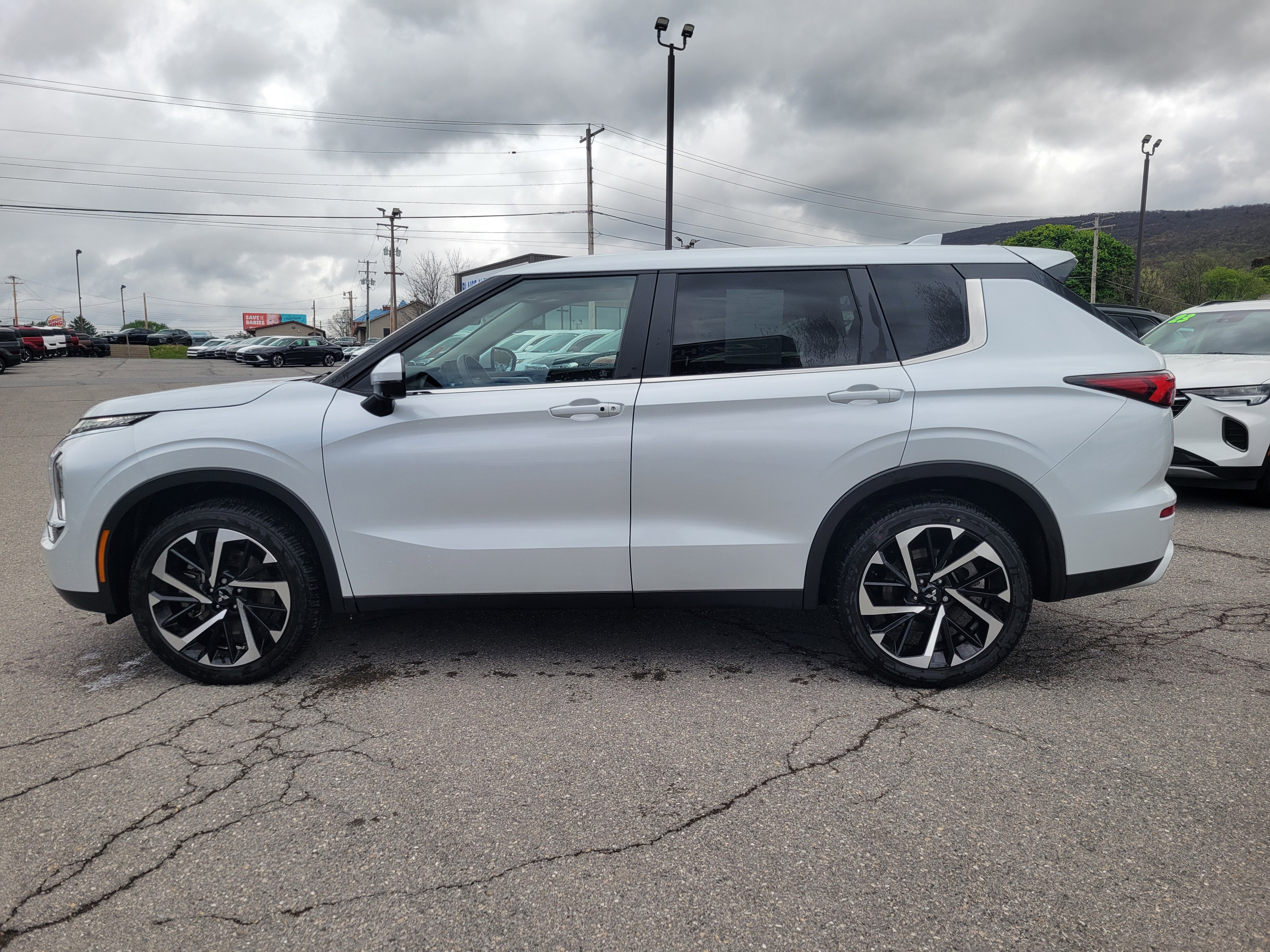 2024 Mitsubishi Outlander SE