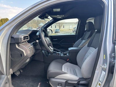 2025 Toyota Tacoma 4WD 4WD SR Double Cab 5' Bed MT (Natl)