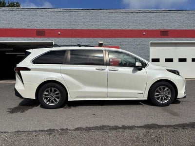 2021 Toyota Sienna XLE FWD 8-Passenger (Natl)