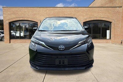2025 Toyota Sienna LE FWD 8-Passenger (Natl)