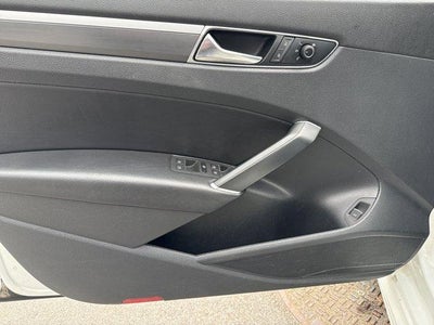 2017 Volkswagen Passat R-Line w/Comfort Pkg Auto