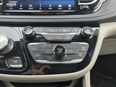 2023 Chrysler Pacifica Limited FWD