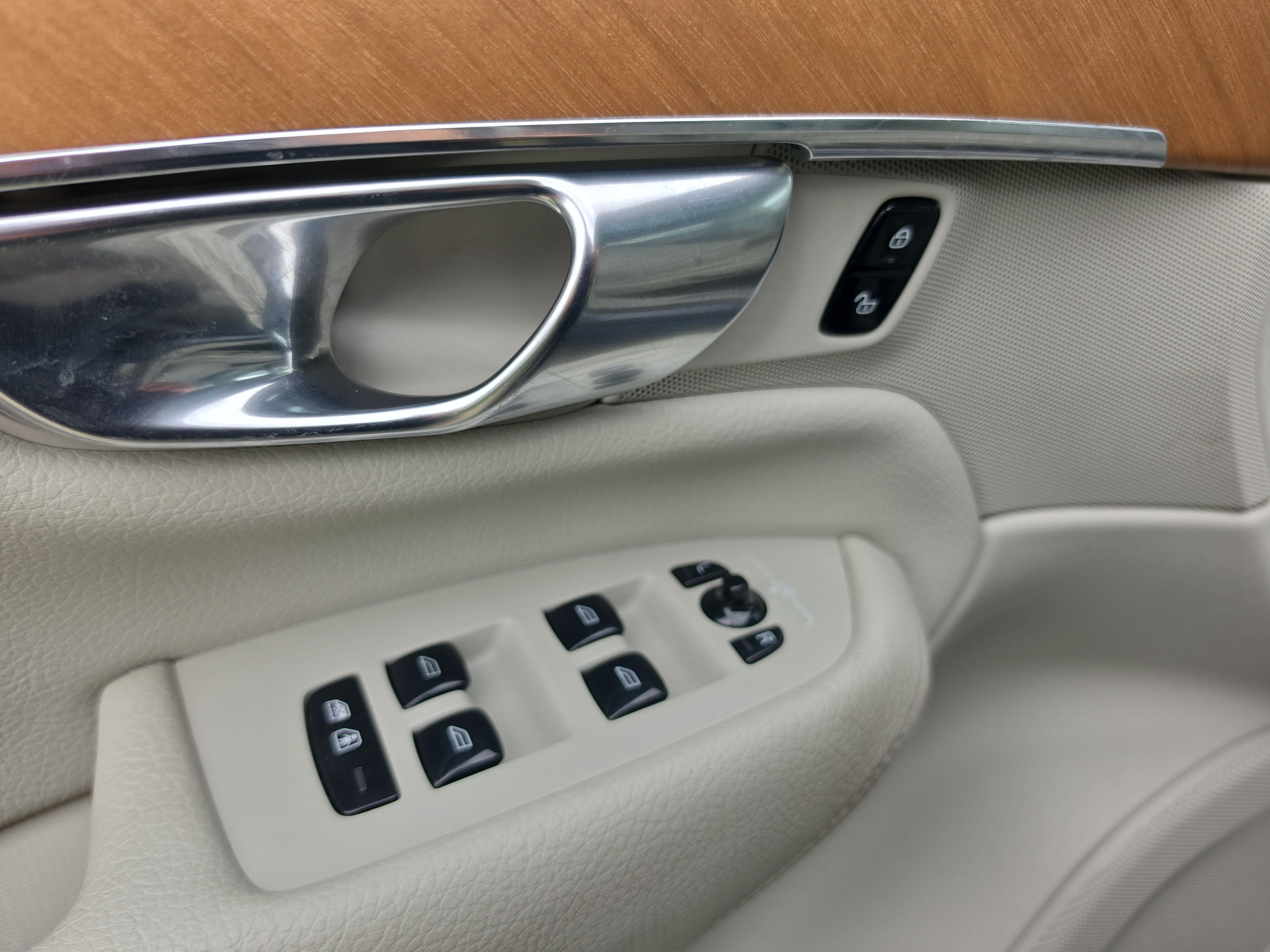 2022 Volvo XC90 Momentum