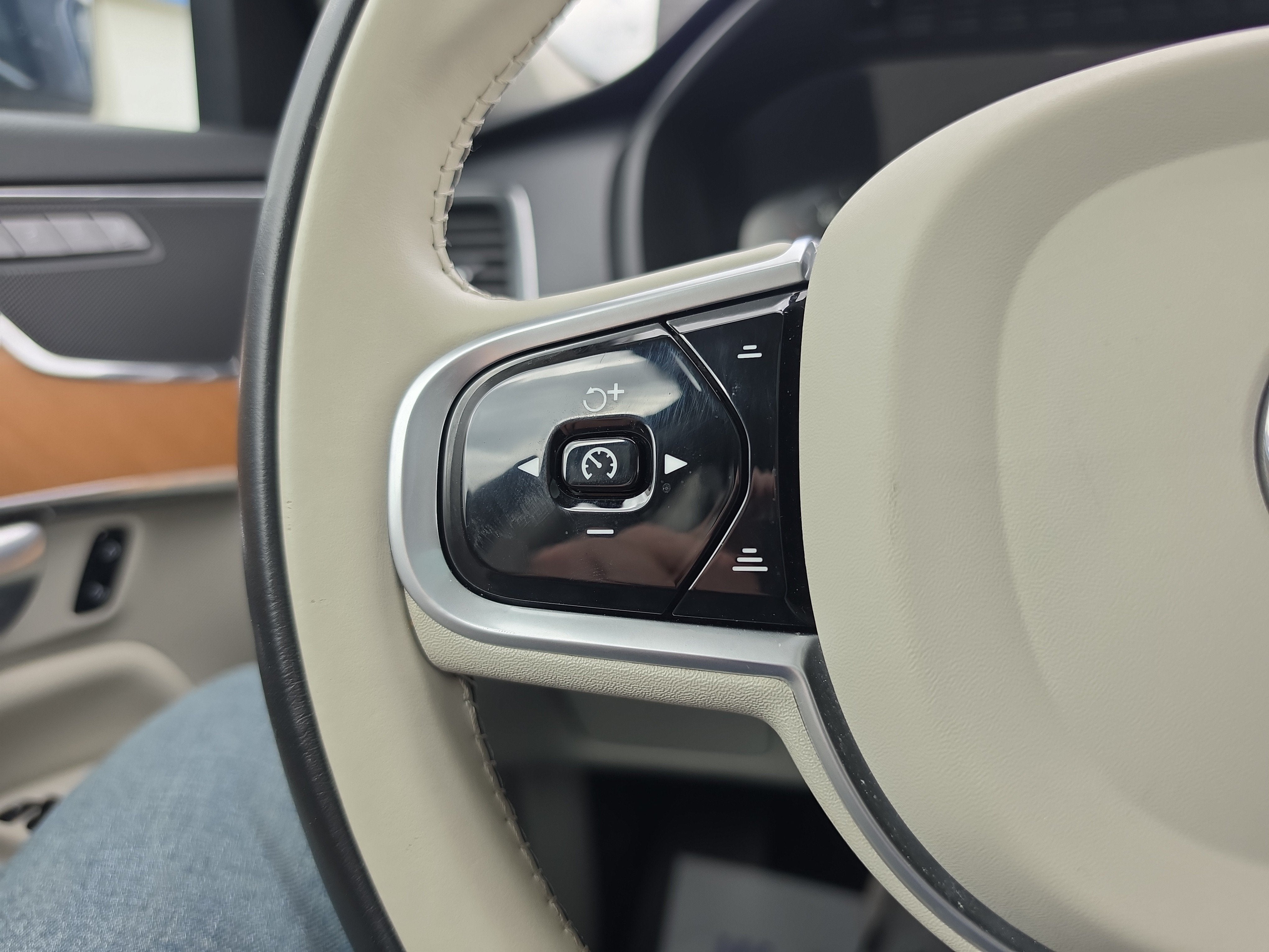 2022 Volvo XC90 Momentum