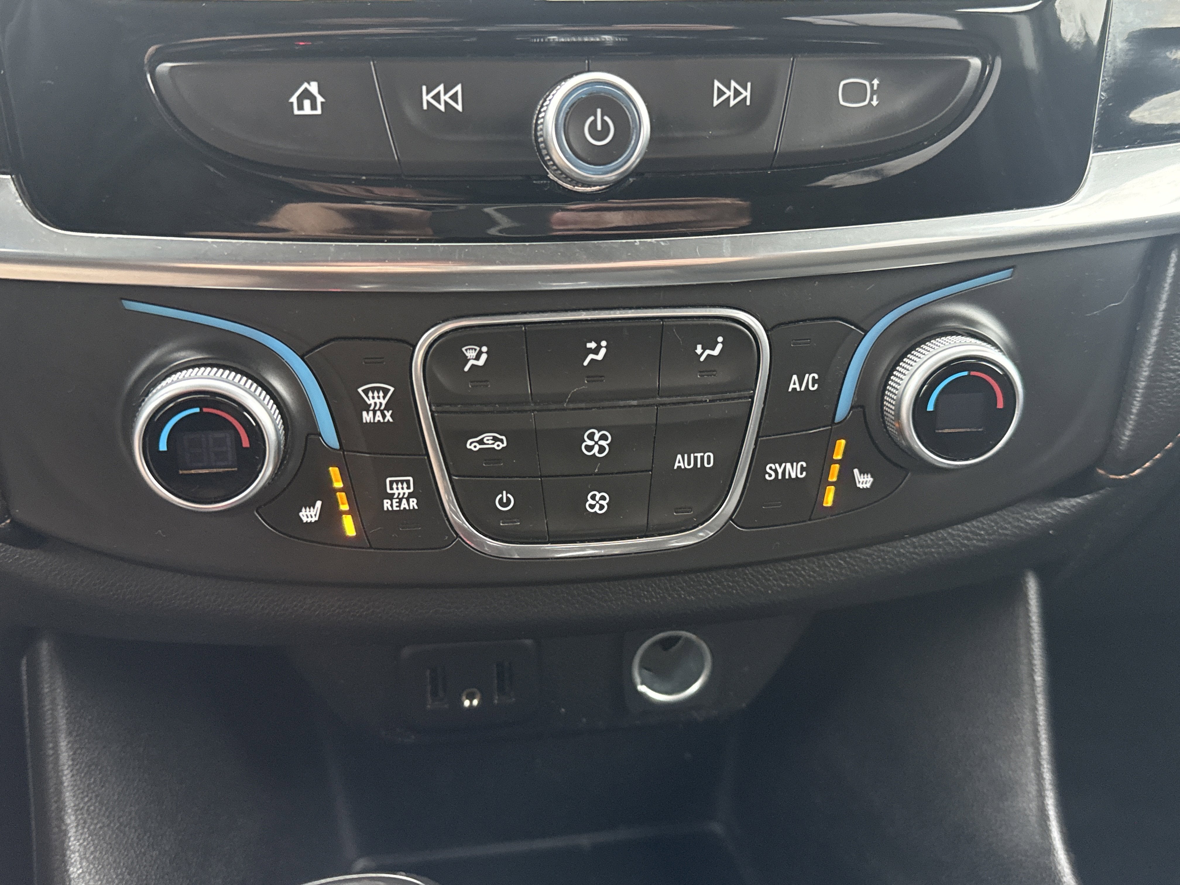 2018 Chevrolet Traverse LT Cloth